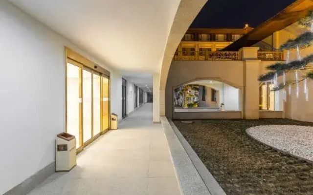 Huajing International Hotel (Xixian Ancient City West Gate)