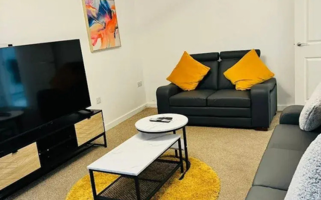 4-bed Charming Pet-friendly House w/ Garden
