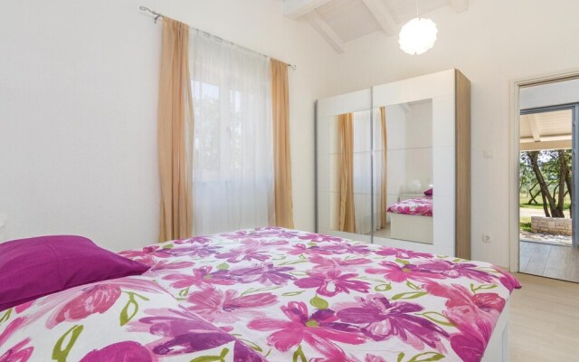 Beautiful Home in Cubani With Wifi and 2 Bedrooms