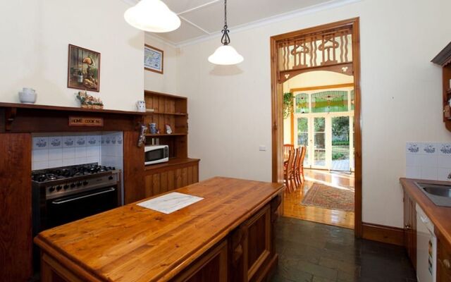 Seaton on Spence - Old world charm with modern living