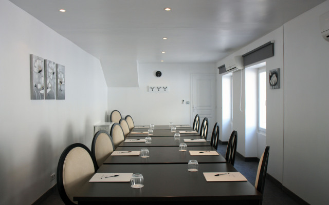 Henry II Hotel