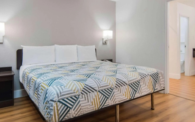 Motel 6 Addison, TX - Dallas