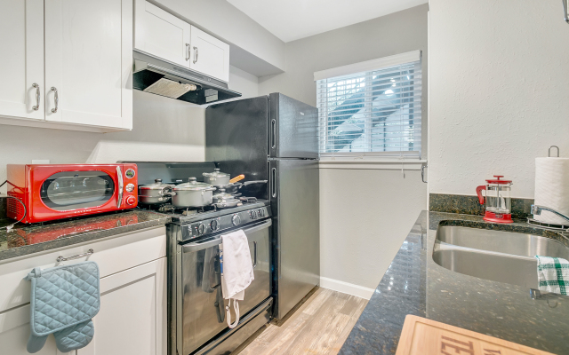 Pearl Location ✔Fast Wifi + Free Parking  ✔Modern Living