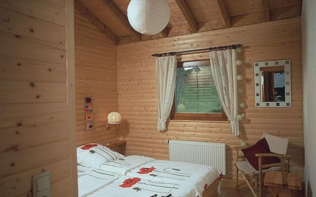 Tidy Furnished Apartment in Wooded Area