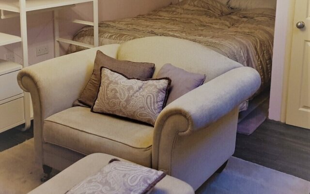 Cosy Self-contained Studio Flat in Bristol