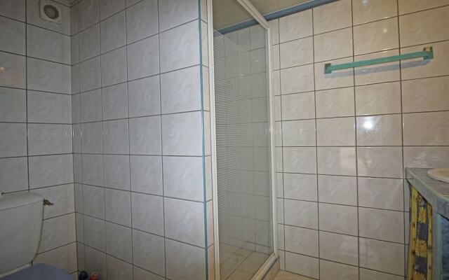 Antique Holiday Home in L'isle-sur-la-sorgue With Pool