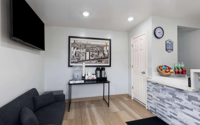 Super 8 by Wyndham Paducah I-24 Exit 4