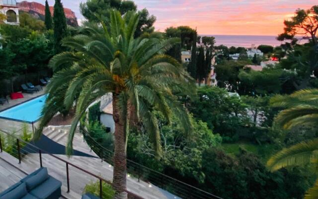 The Address Cassis