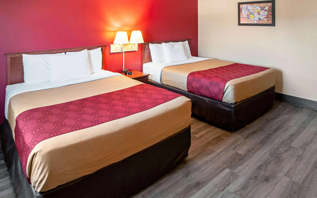Econo Lodge on the Bay