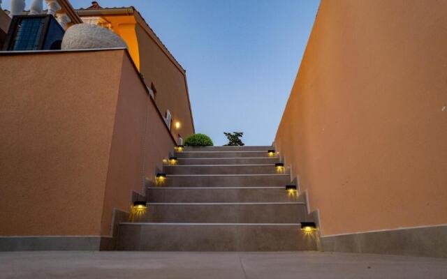 Villa Akulica With Heated Outdoor Pool and Seaview