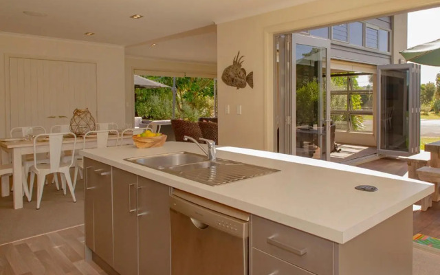 Cooks Getaway - Cooks Beach Holiday Home
