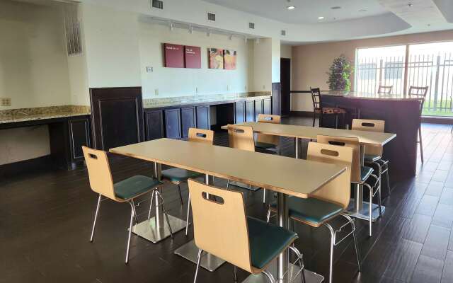 Days Inn & Suites by Wyndham Houston / West Energy Corridor