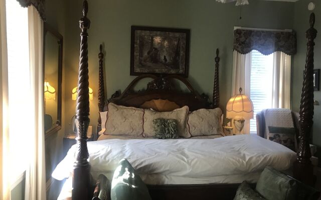Historic Iron Horse Inn