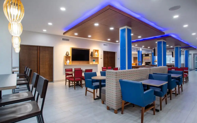 Holiday Inn Express & Suites Deland South