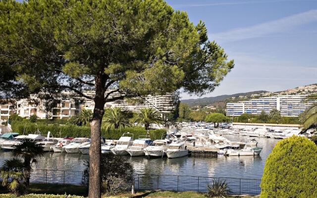 Luxury Apartment With Large Terrace Located on a Marina