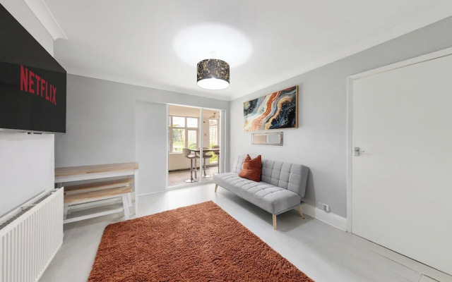 Leslie Road Retreat - Charming 4-bed House