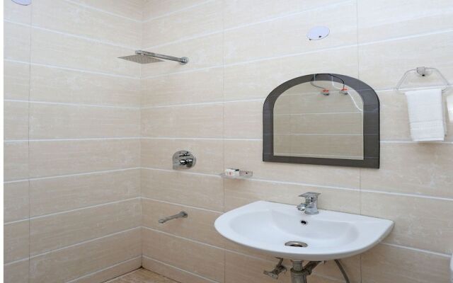 OYO 11090 Maira Homes