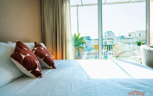 Gorgeous Seaviews From a Stunning Studio