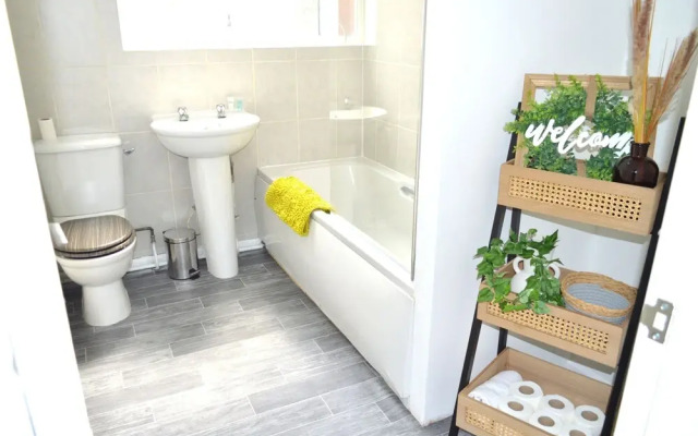 Beautiful Two-bed Apartment With Driveway Parking