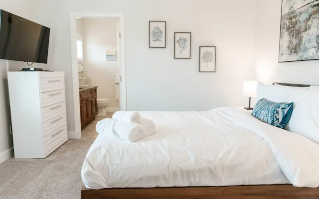 Lakefront Beachfront top Floor Condo w Pool