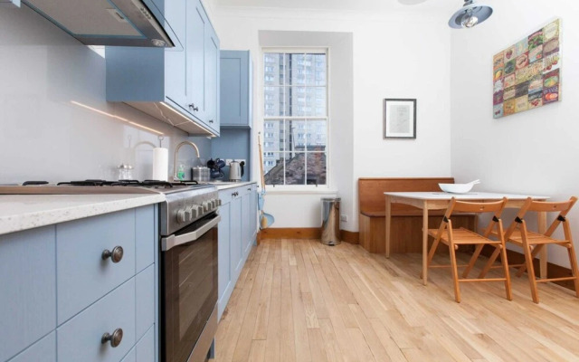 Traditional Luxury Apartment Sleeps 10 Guests