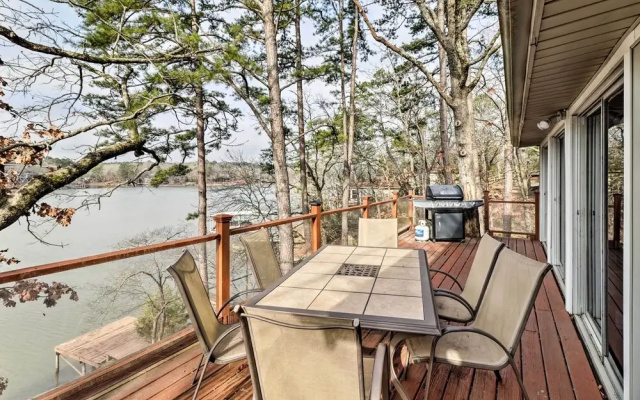 Riverfront Deck + Fire Pit: Hot Springs Retreat!