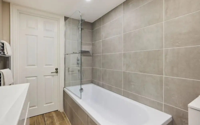 The Brondesbury Park - Sparkling 3bdr Flat With Garden