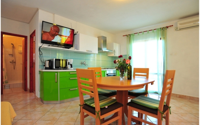 Apartment Ljilja - 10m from the sea with parking: A2 Nin, Zadar riviera