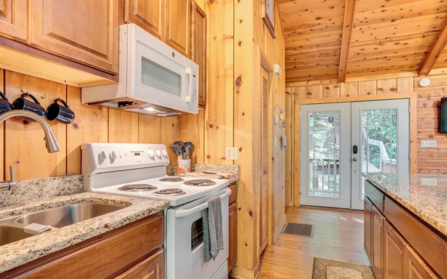 Private Hot Tub & Game Room: Cleveland Getaway