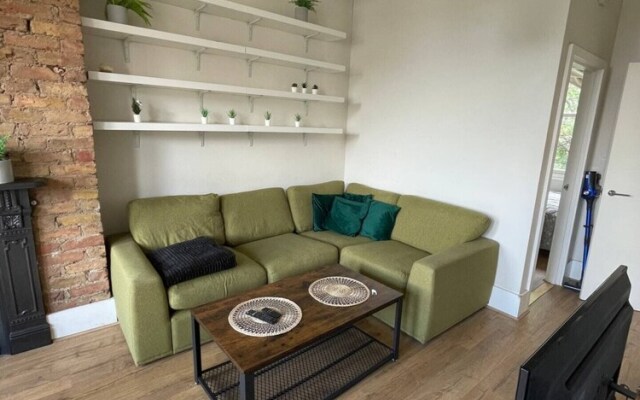 Stylish 1BD Flat With Private Terrace - Kilburn