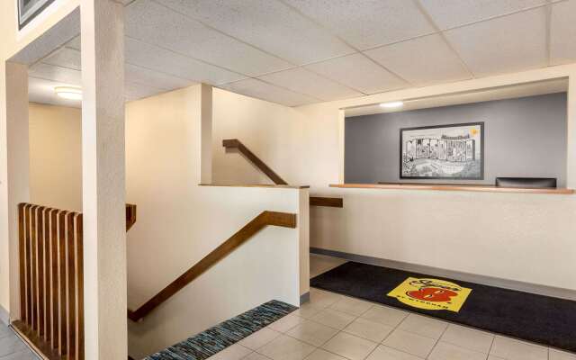 Super 8 by Wyndham Hannibal