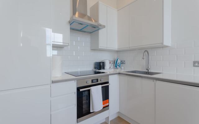 Modern 2 Bedroom Apartment Near Queens Park