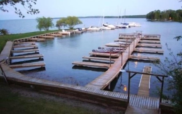 Horseshoe Bay Lodge