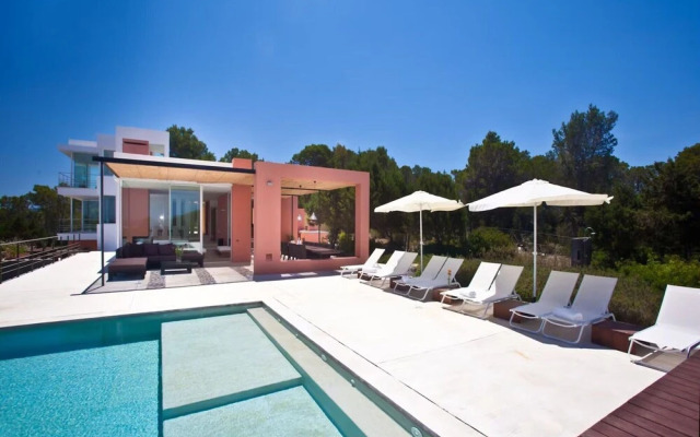 Beautiful Villa in Inviting Space