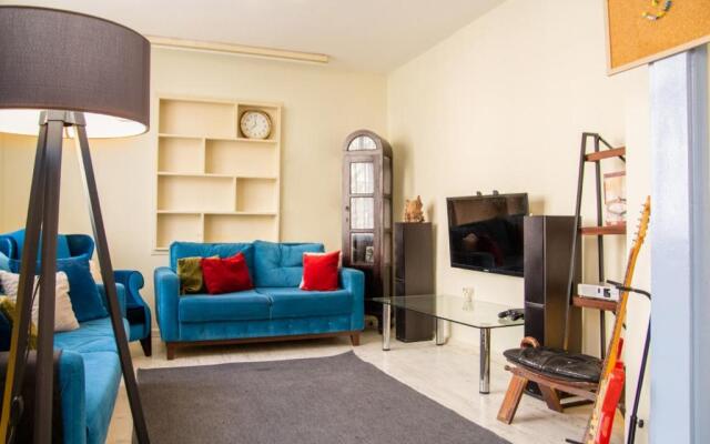 Vibrant and Central Flat in Karsiyaka Near Sea