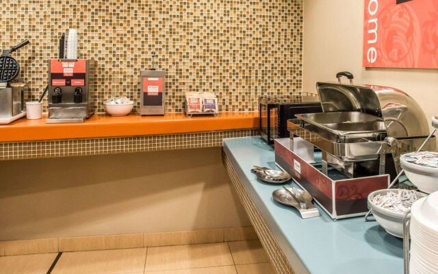 Hometowne Studios & Suites By Red Roof Washington