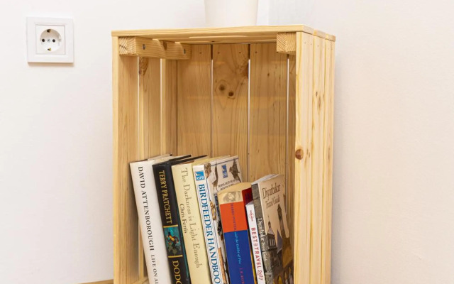 Peaceful Riverside Studio with Garage & private Patio Garden Center