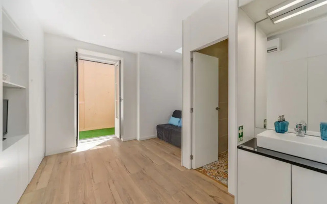 Alcantara 65 Riverside