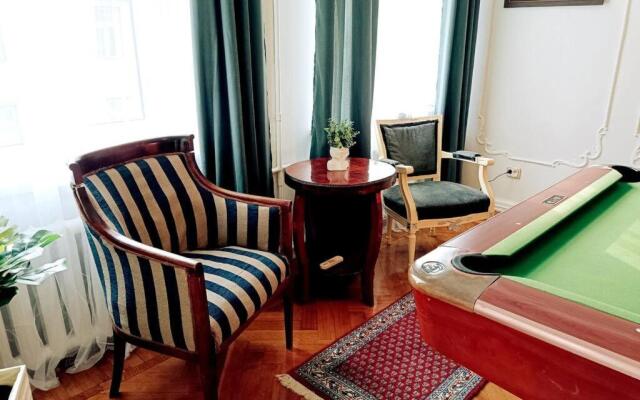 Unique Spacious Classic 3bedroom Midtown Apartment ! FREE parking ! BILLIARD room !
