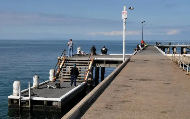 Modern & Cosey 4bedroom House Walk to Beach