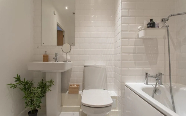 Bright & Modern 2-bed Apt W/balcony in Greenwich