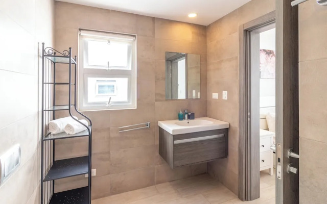 Modern 2BR Apartment - Paseo del Mar