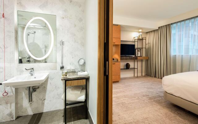 Lincoln Plaza London, Curio Collection by Hilton