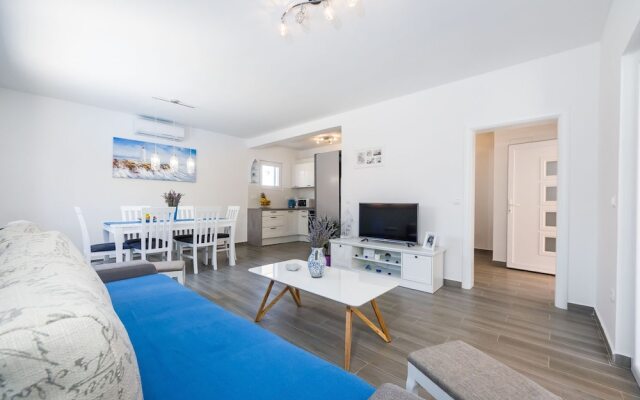 Charming Villa in Jasenice With Pool