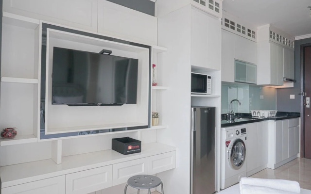 Comfy and Wonderful Studio Menteng Park Apartment