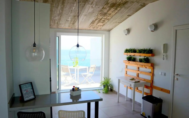Durmiendo sobre el mar, Vivienda Los Riscos