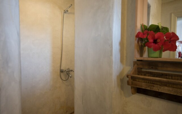 Elegant, laid-back and by the sea by VillaRentalsgr