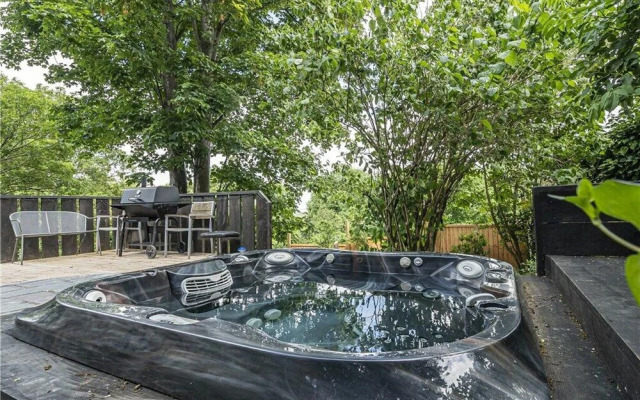 Designer Villa With spa and Magical Views, 5 bdr