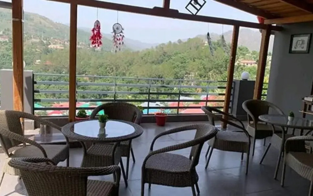 Fabhotel Bird Side