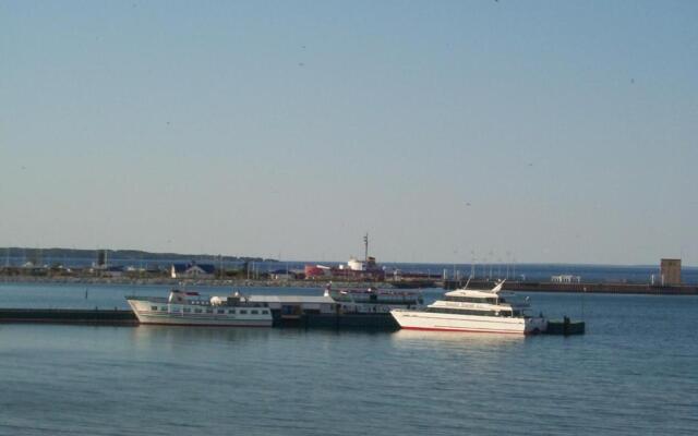Mackinaw Beach & Bay Inn & Suites